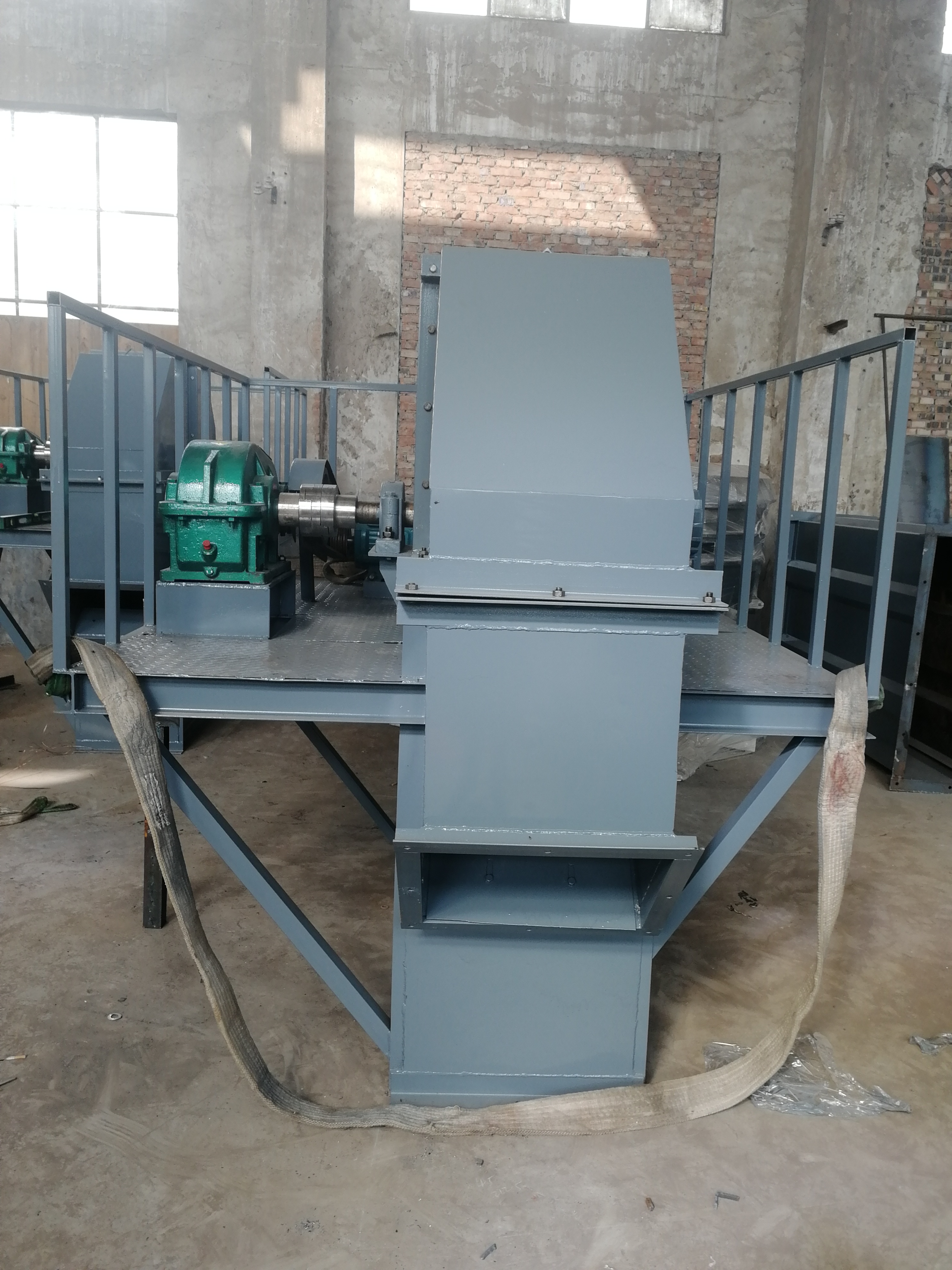 環(huán)鏈斗提機-高強度TH型斗式提升機廠家特點介紹 (環(huán)鏈?zhǔn)蕉诽釞C結(jié)構(gòu)圖)